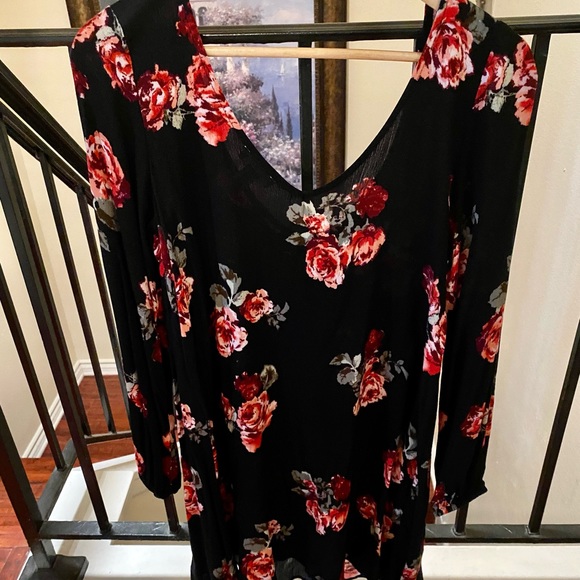 Black dress with roses 🌹 - Picture 6 of 8